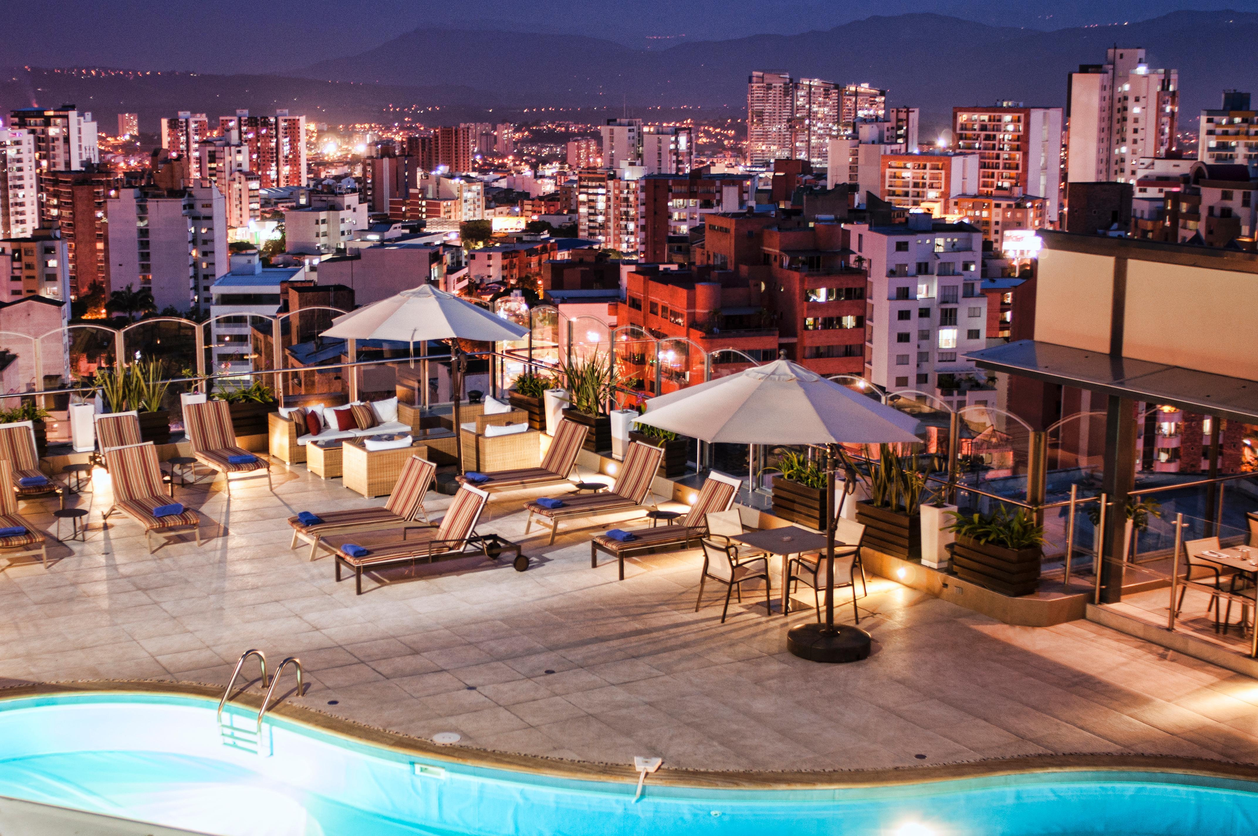 Hotel Dann Carlton Bucaramanga Ngoại thất bức ảnh View from the hotel's rooftop pool